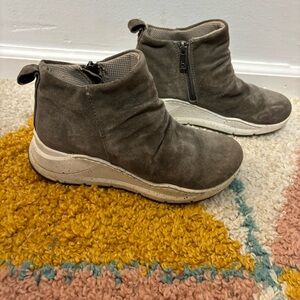 Bionica Orlinda zip up bootie in grey suede. Size 7⭐️